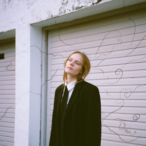 Dengarkan lagu Let Go nyanyian Drea dengan lirik