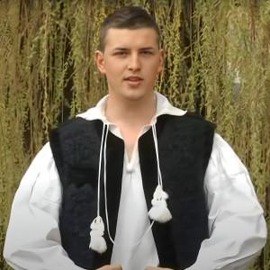 Listen to Mergeai Cu Crucea-n Spate song with lyrics from Ionuț Bledea