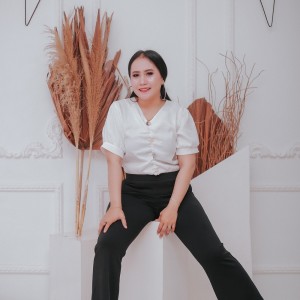 Listen to Pura-Pura Bahagia song with lyrics from Ria Agustin