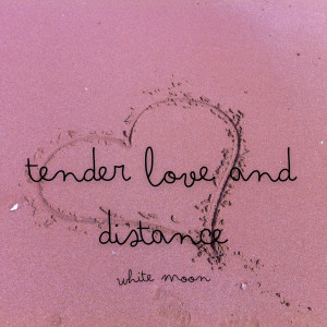 收听White Moon的Tender Love and Distance歌词歌曲