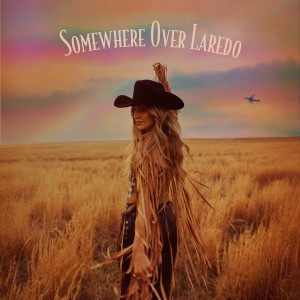 收聽Lainey Wilson的Somewhere Over Laredo歌詞歌曲