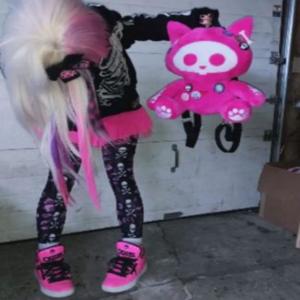 收聽skypebf的on her knees X_x (feat. 6arelyhuman & PearlBlade) (Explicit)歌詞歌曲