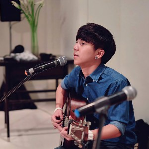 Dengarkan รอ lagu dari Parkmalody dengan lirik