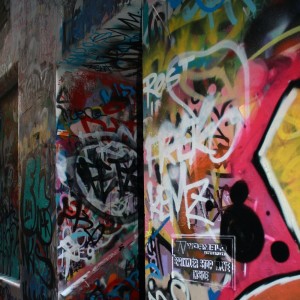 Dengarkan Surabaya lagu dari LEAWAKA HIP-HOP dengan lirik