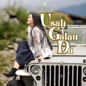 Dengarkan lagu Usah Galau Da nyanyian Rhenima dengan lirik
