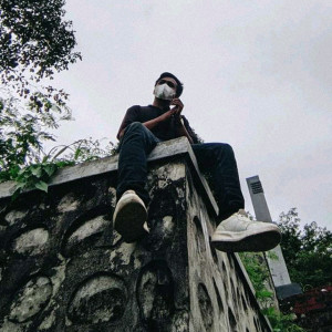 Dengarkan lagu BULSHIT (Explicit) nyanyian 12RI Squad dengan lirik