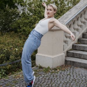 ดาวน์โหลดและฟังเพลง Unravel พร้อมเนื้อเพลงจาก ARIA