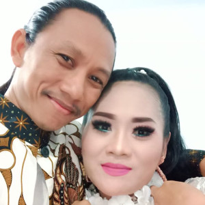 Dengarkan lagu Sega Wadang nyanyian Susy Arzetty dengan lirik
