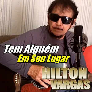 ดาวน์โหลดและฟังเพลง Tem Alguém em Seu Lugar พร้อมเนื้อเพลงจาก Hilton Vargas