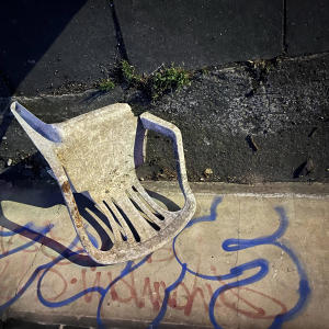 收聽the sound chalk makes的Waiting Room歌詞歌曲