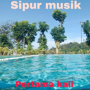 ดาวน์โหลดและฟังเพลง Pertama kali พร้อมเนื้อเพลงจาก Sipur Musik