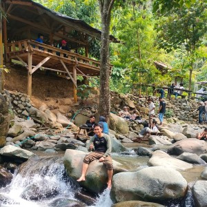 Listen to sudah berlalu song with lyrics from Sadi