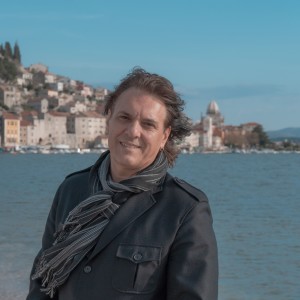 Dengarkan lagu Moru ljubav svu sam da nyanyian Alen Slavica dengan lirik