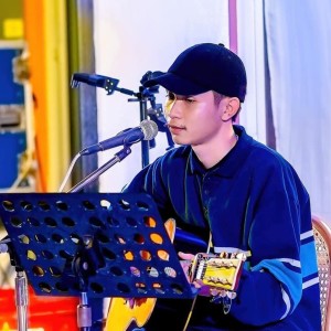 Listen to ยินดีเสมอ song with lyrics from RACHEN
