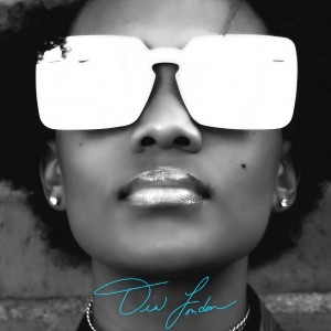 ดาวน์โหลดและฟังเพลง In The Mirror พร้อมเนื้อเพลงจาก Tia London