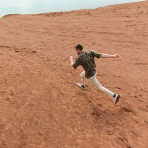 收聽Akkai的Paranoid (Explicit)歌詞歌曲