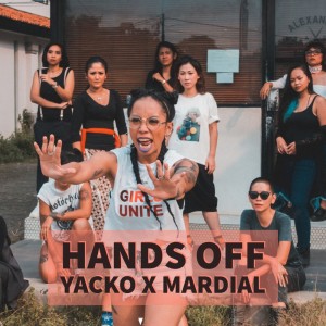 Dengarkan Hands Off lagu dari Yacko dengan lirik