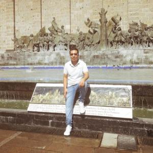 Listen to Qué Bonito Es Coincidir song with lyrics from Gedeon