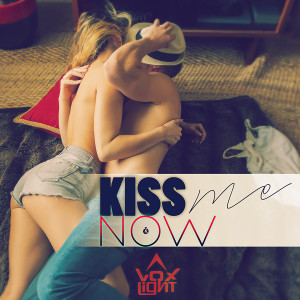 Dengarkan lagu Kiss Me Now nyanyian Voxlight dengan lirik