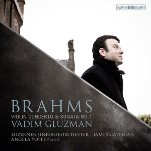 Dengarkan lagu III. Allegro giocoso, ma non troppo vivace nyanyian Vadim Gluzman dengan lirik