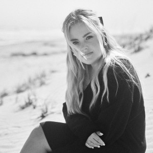 收聽MaRynn Taylor的Running Away With You歌詞歌曲