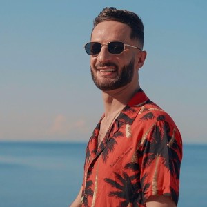 Dengarkan lagu Koulchi Yji Alik nyanyian DJ Moulay dengan lirik