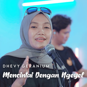 Dengarkan lagu Mencintai Dengan Ngeyel nyanyian Dhevy Geranium dengan lirik