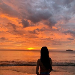 收聽英文驛站的This Is What Falling In Love Feels Like歌詞歌曲
