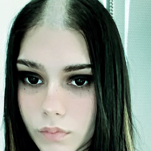 ดาวน์โหลดและฟังเพลง Trust Issues (Explicit) พร้อมเนื้อเพลงจาก Lourdiz