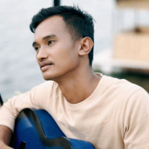 收听Nanda Ardiansta的Berbeza Arah歌词歌曲