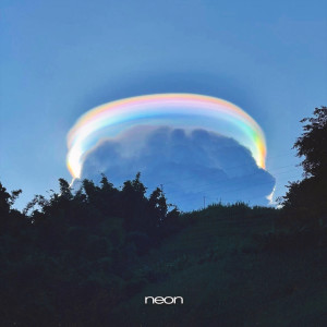 Dengarkan lagu Neon (Explicit) nyanyian Juvy dengan lirik