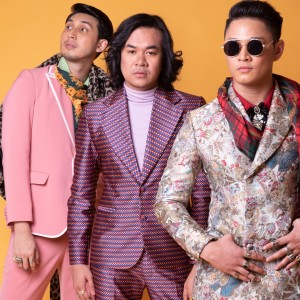 Dengarkan lagu Semalam Sahaja nyanyian E1 dengan lirik