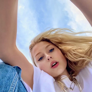 ดาวน์โหลดและฟังเพลง Gasoline พร้อมเนื้อเพลงจาก Leyla Blue