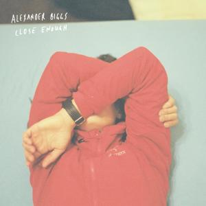 ดาวน์โหลดและฟังเพลง Close Enough พร้อมเนื้อเพลงจาก Alexander Biggs