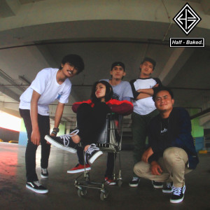 Dengarkan Melangkah lagu dari Half Baked dengan lirik