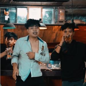 ดาวน์โหลดและฟังเพลง ชวนแน่ เท่ เคที พร้อมเนื้อเพลงจาก Kyo Chakde