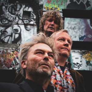 收聽Rumours in Gold的Shine a Light歌詞歌曲