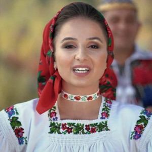 收听Silvia Timis的Dumnezău Îmi Dăie Bine歌词歌曲