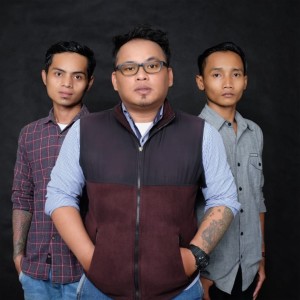 Dengarkan lagu Takkan Terganti nyanyian GLOWTIS dengan lirik