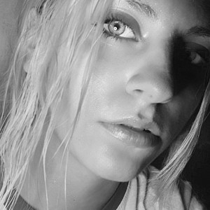 Listen to Weit Weg (Acoustic Cover) song with lyrics from TineRandom