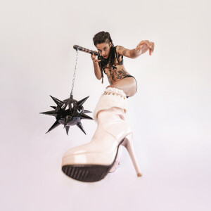 收聽Grove的STINKIN RICH FAMILIES歌詞歌曲