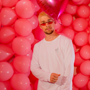 Listen to Dans le vent song with lyrics from Gaspar