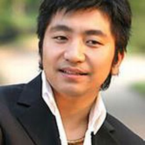 Listen to Ji De song with lyrics from Denis Ng (吴彤)