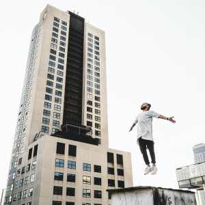 Dengarkan lagu Vibrations nyanyian Tommy Evans dengan lirik