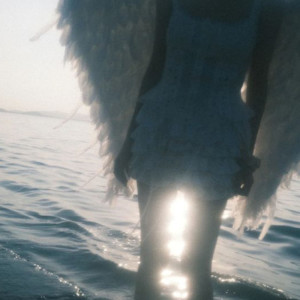 ดาวน์โหลดและฟังเพลง is it you พร้อมเนื้อเพลงจาก AkiraDoves