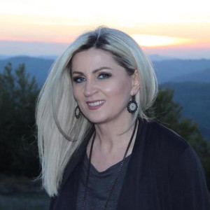 收聽Merita Bunjaku的E ke treguar vehten歌詞歌曲