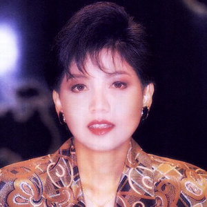 ดาวน์โหลดและฟังเพลง รอวันสมรัก พร้อมเนื้อเพลงจาก ศันสนีย์ นาคพงศ์