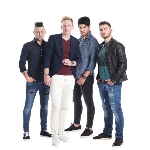 Dengarkan lagu Grom Naj Trese (Himna Nk Tabor Sežana) nyanyian Zvita Feltna dengan lirik