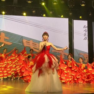 Listen to 永远跟你走 (cover: 路子涵涵) (完整版) song with lyrics from 方可儿