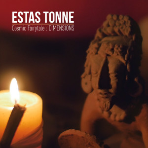 Dengarkan lagu Cosmic Fairytale: Dimensions nyanyian Estas Tonne dengan lirik